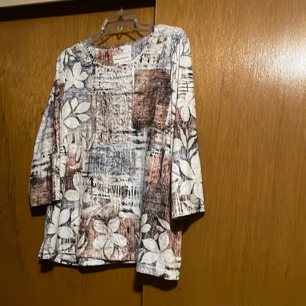 NWOT. Alfred Dunner three quarter length sleeve shirt